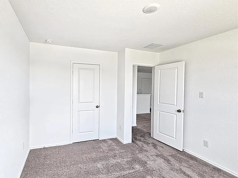 805 Riviera Ct — Photo 18