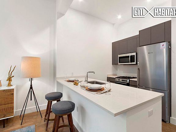 3rd image of 321 W 37th St APT 3G