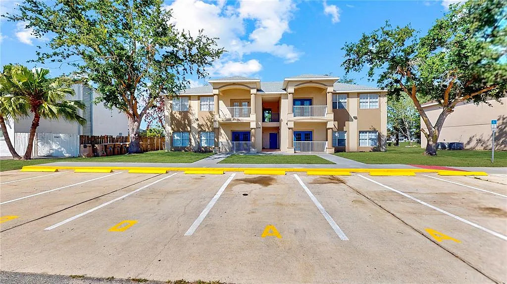 3 bed, 2.0 bath, 1122 sqft, $1,690 — Photo 4