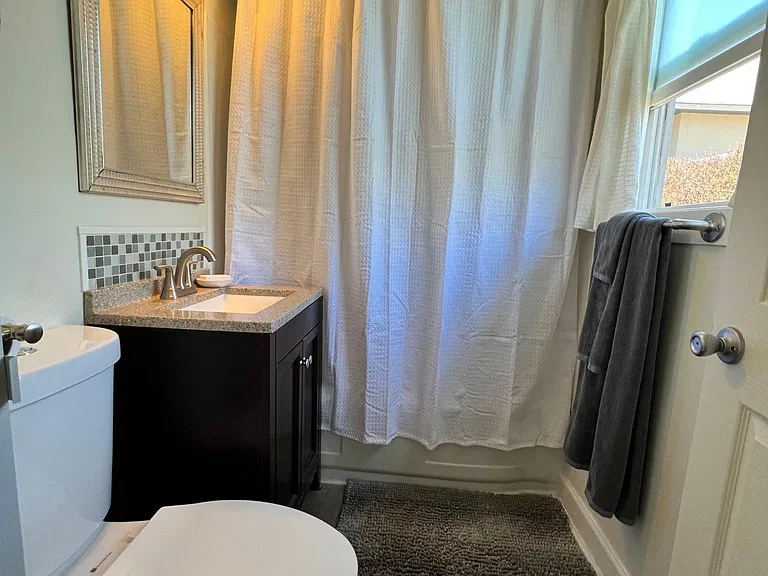 601 Middle Rd — Photo 18
