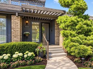 5950 Pinetree Dr, West Bloomfield, MI 48322