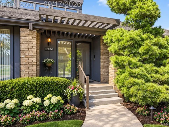 5950 Pinetree Dr, West Bloomfield, MI 48322