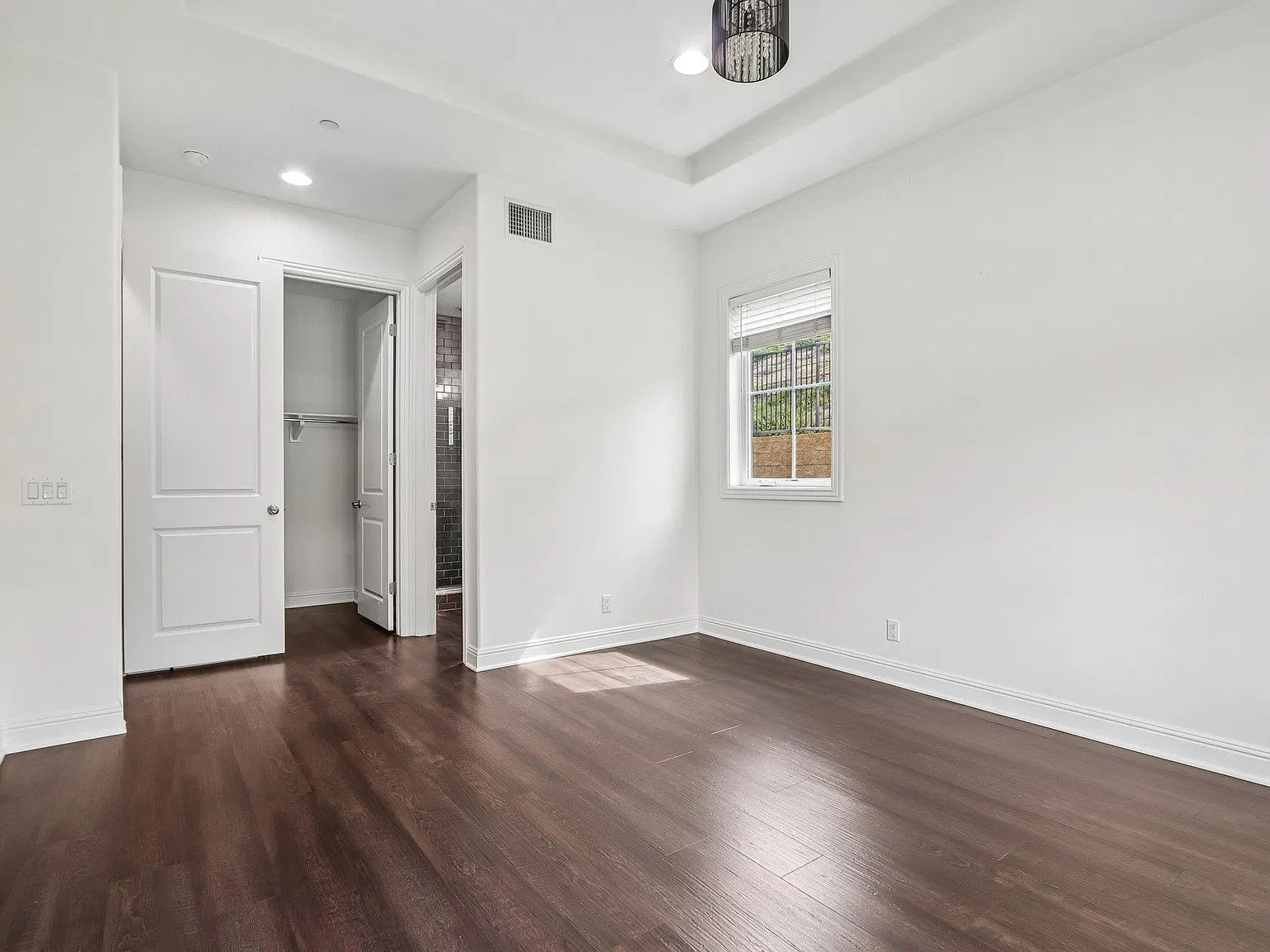 5 bed, 3982 sqft, $7,500 — Photo 1