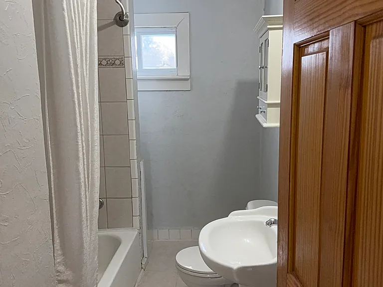 819 Wyandotte Ave — Photo 6