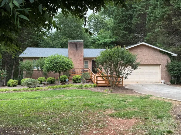 5198 Wright Dr, Hickory, NC 28602