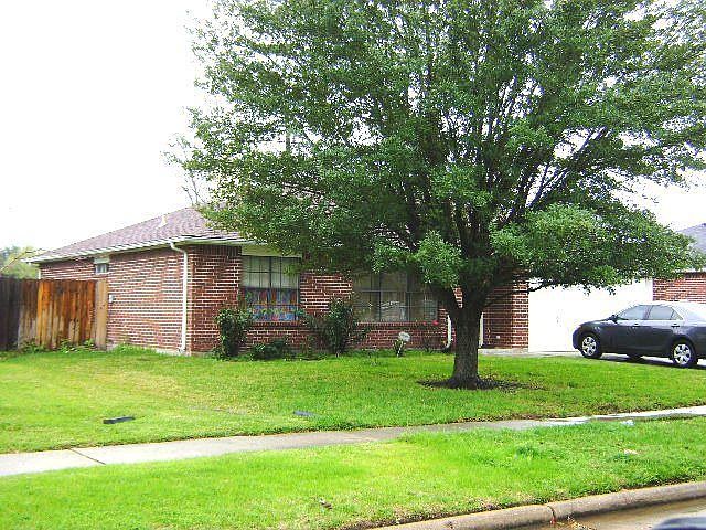 2nd image of 814 N Rock Dr
