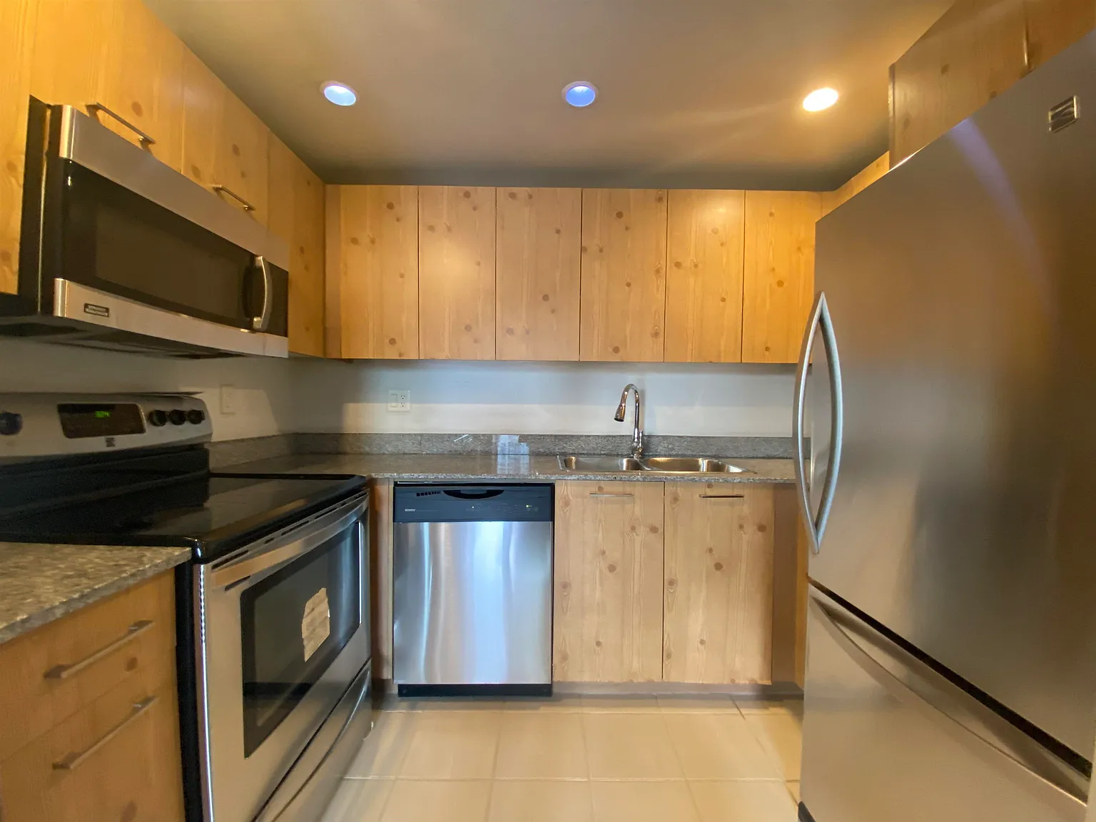 2 bed, 789 sqft, $3,400 — Photo 4