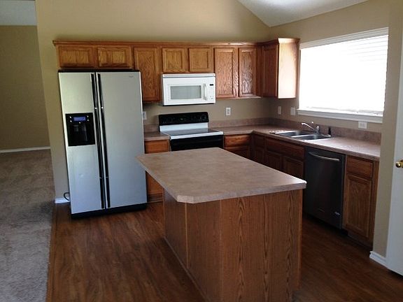 2nd image of 826 Elbe Dr