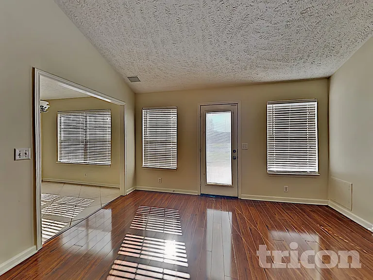 3013 Weybridge Dr — Photo 6