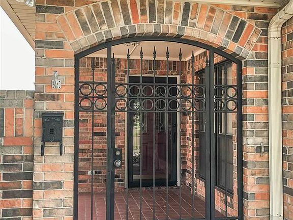 3rd image of 15 Hyde Park Ct