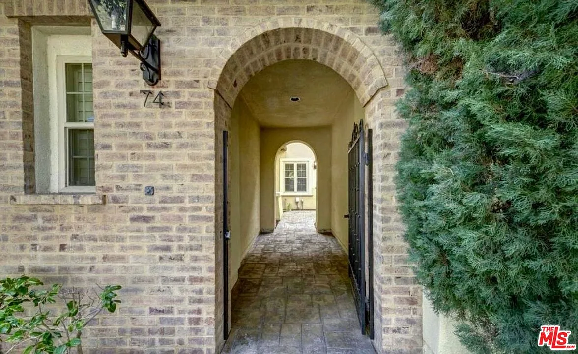 3 bed, 3.0 bath, 1808 sqft, $5,500 — Photo 3