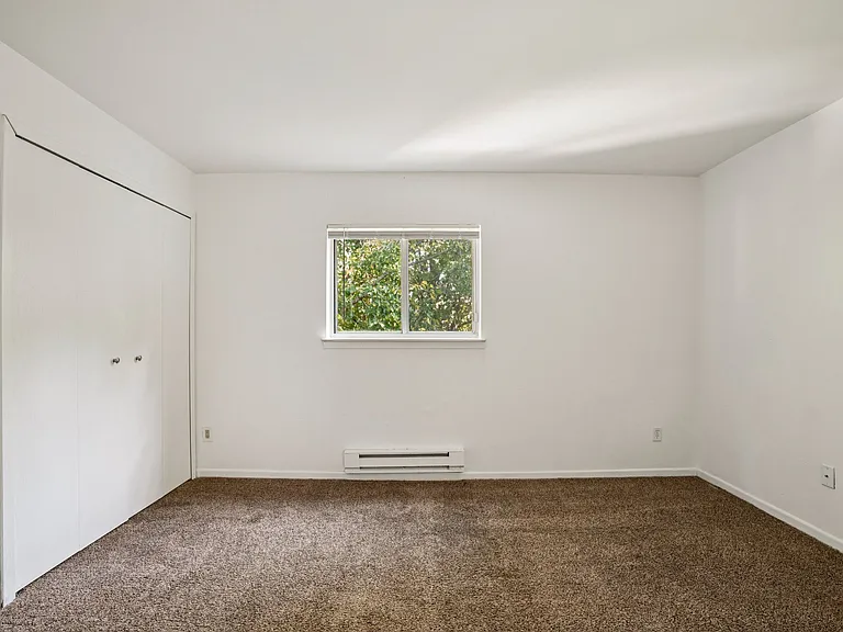 Inviting rooms feature plush carpeting and natural light from windows, professionally operated by Highlands Vista Group.