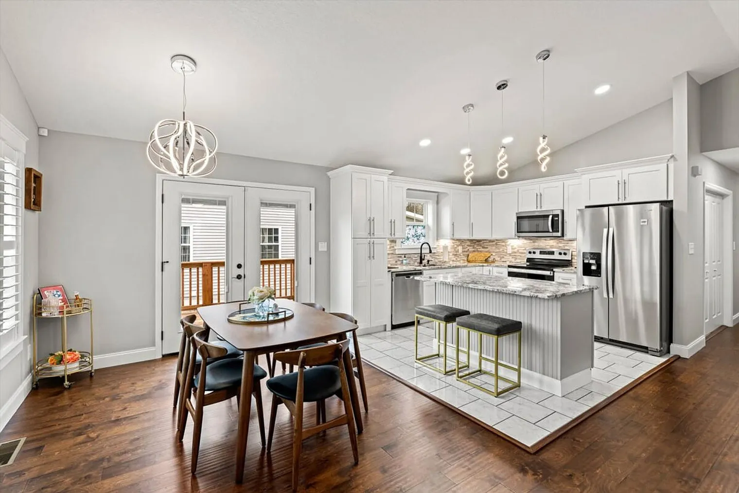 3 bed, 2.0 bath, 1140 sqft, $3,870 — Photo 4