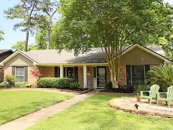 Welcome home to 1106 Del Norte St with 3 bedrooms, 2 baths, in wonderful Candelight Plaza. Roof 4/14