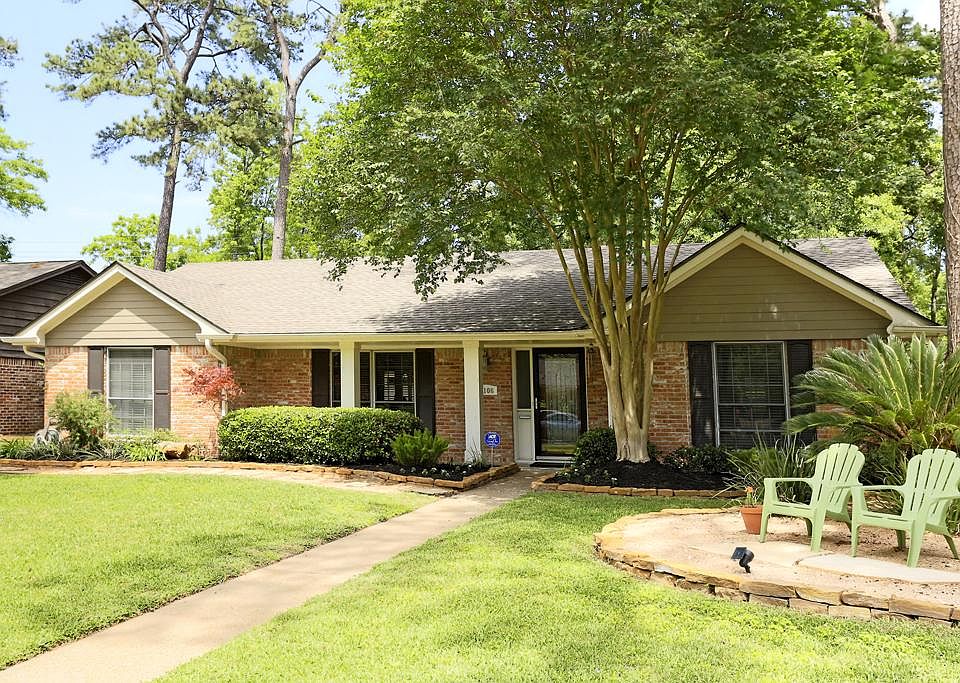 Welcome home to 1106 Del Norte St with 3 bedrooms, 2 baths, in wonderful Candelight Plaza. Roof 4/14