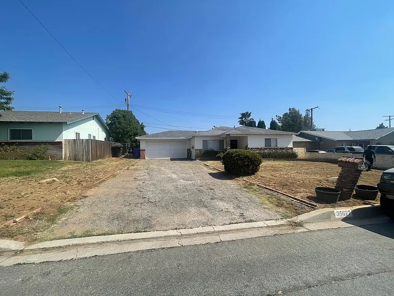 front of house will has gravel in front
being remodeled Roof will be black