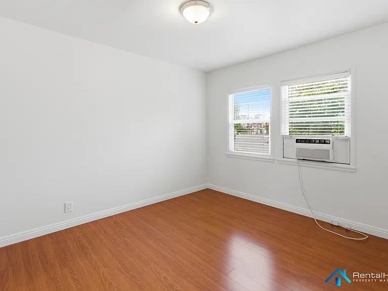 11555 Burbank Blvd #6 — Photo 11