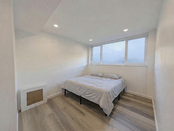 5th image of 207 E 53rd St #1F