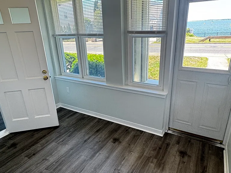 165 Townsend Ave — Photo 5