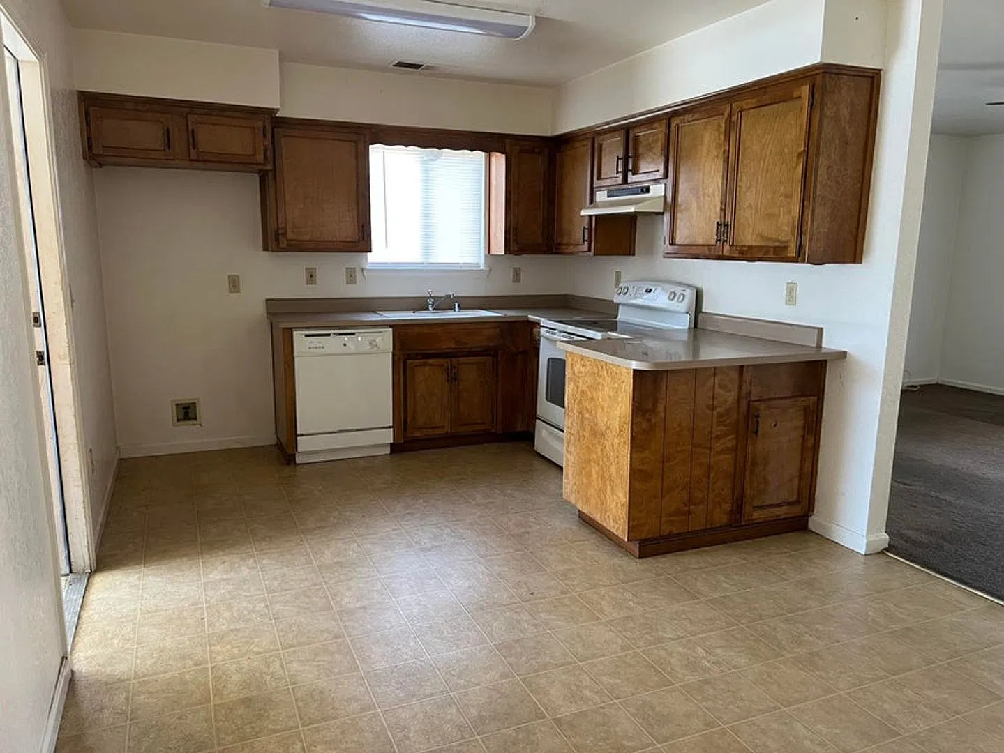 1536 Orchard St. - 3 Bedroom 2 Bath - Se Tulare — Photo 3