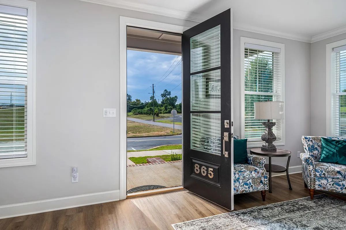 Main Entry - 865 21st Ave E