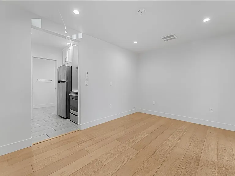 2736 Pomeroy Ave — Photo 3