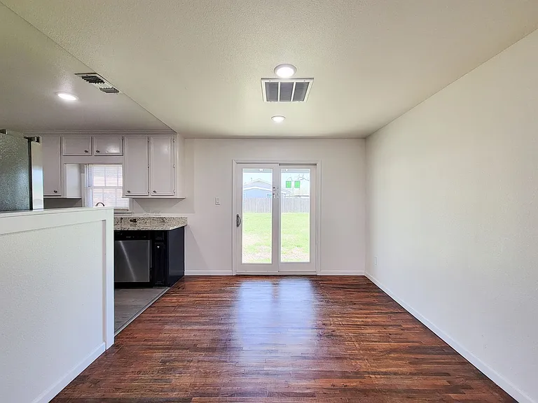 413 S Market St — Photo 5