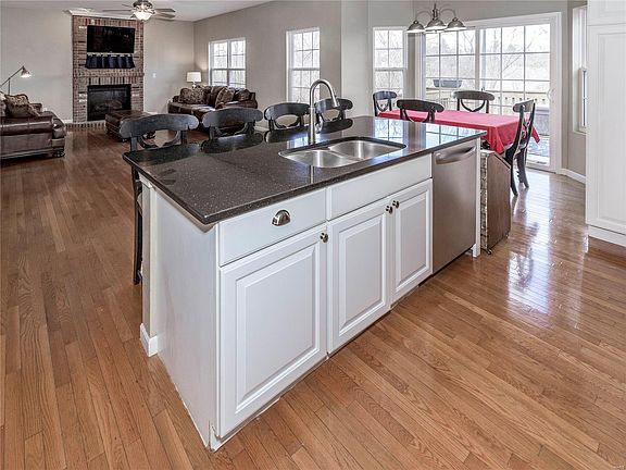 4th image of 10 Metz Ln