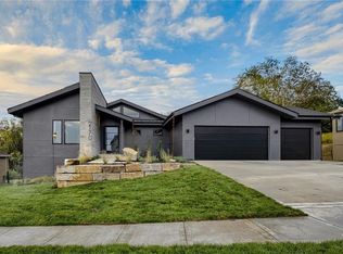 2170 NW Scenic View Dr, Riverside, MO 64150