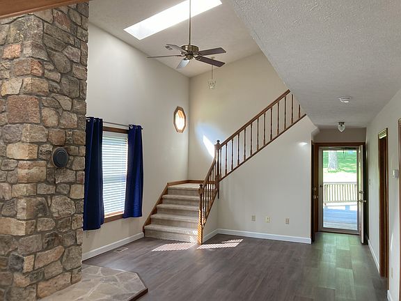 4th image of 163 Hickory Ln