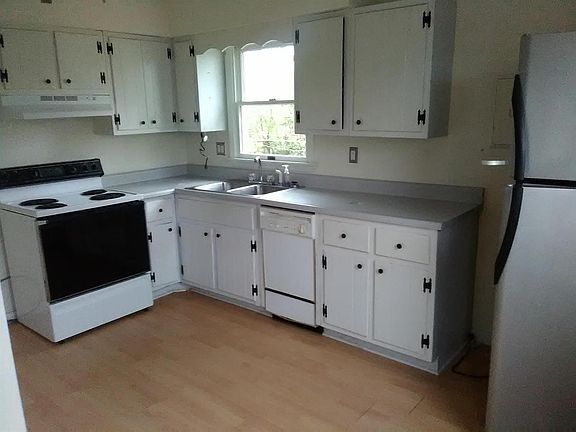 3rd image of 102 Wood St