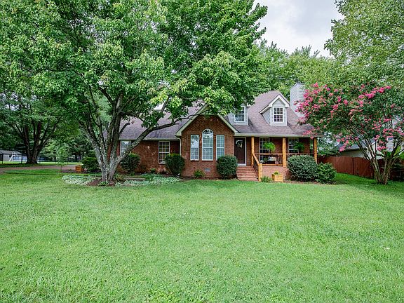 3rd image of 102 Spicer Ct