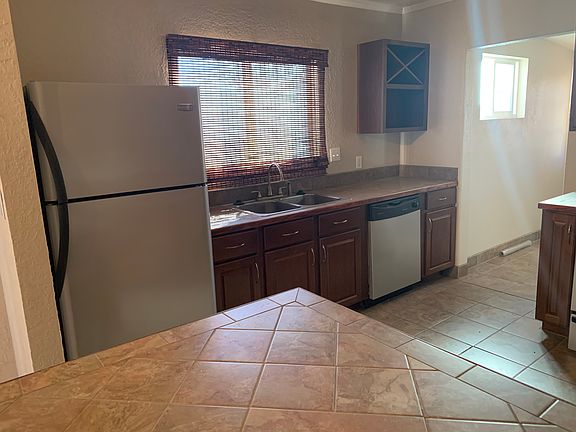 5th image of 710 Grape St