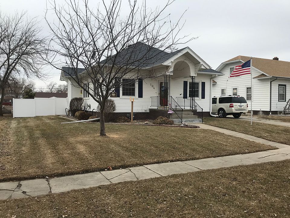 1st image of 104 S 4th St