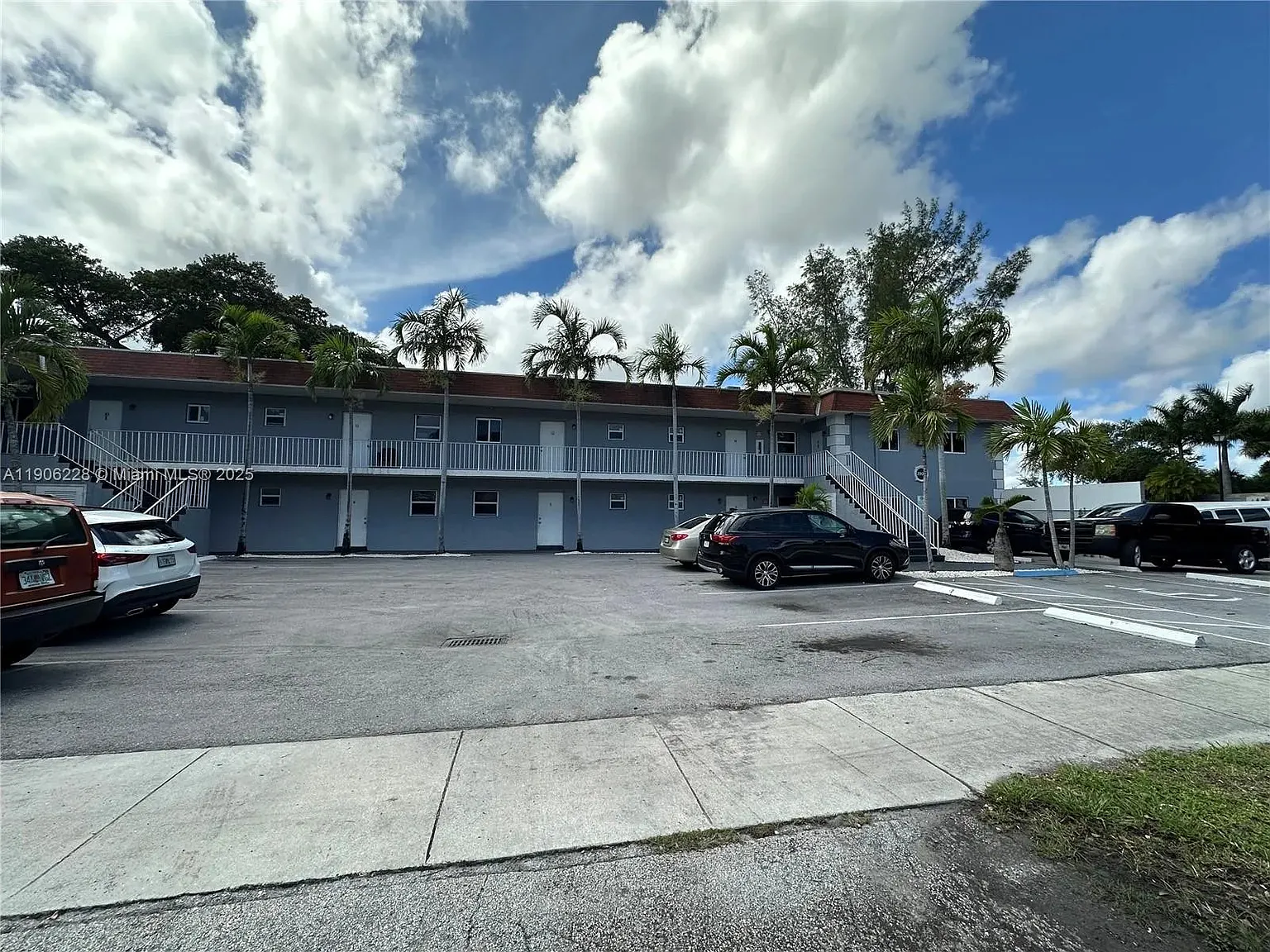 Deerfield Beach Manor — Photo 4