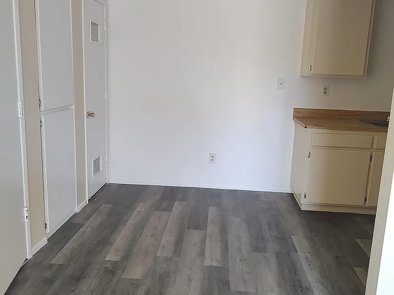 Broadway Apartments — Photo 8