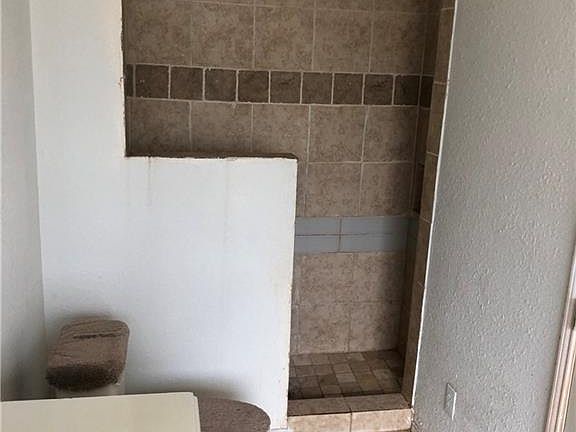 5th image of 1004 E Davis Ave