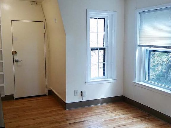 3rd image of 105 9th St SE APT 302