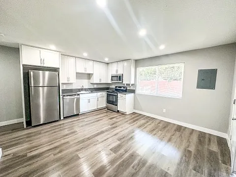 Vista Pacific Apartments — Photo 39