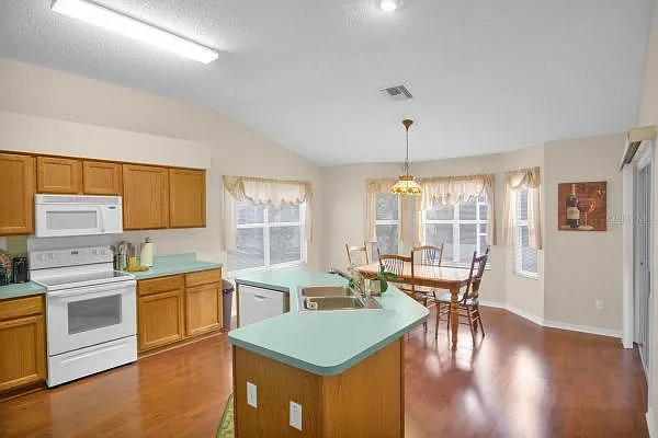 914 Pasadena Way — Photo 4