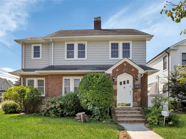 92 Hillside Ave, Manhasset, NY 11030