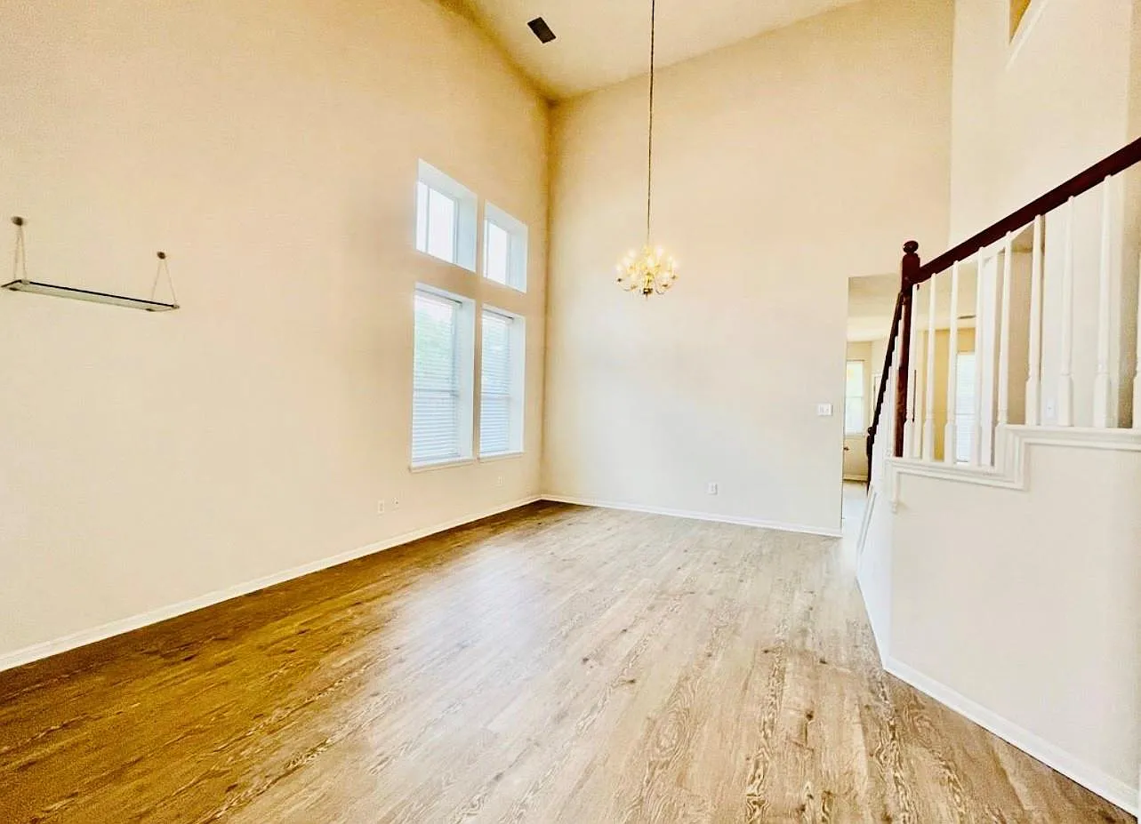 3 bed, 2.5 bath, 2114 sqft, $2,200 — Photo 3