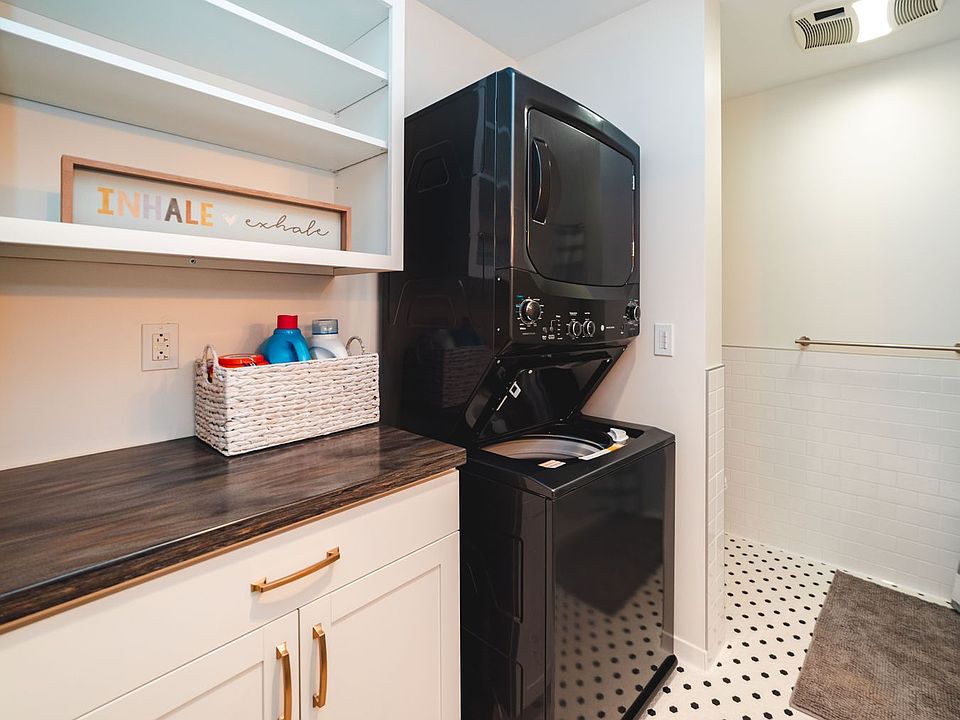 1st image of 429 State St #305