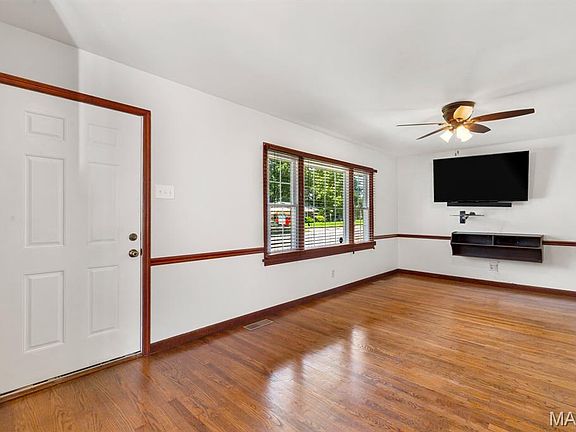 5th image of 4037 Robert Ave