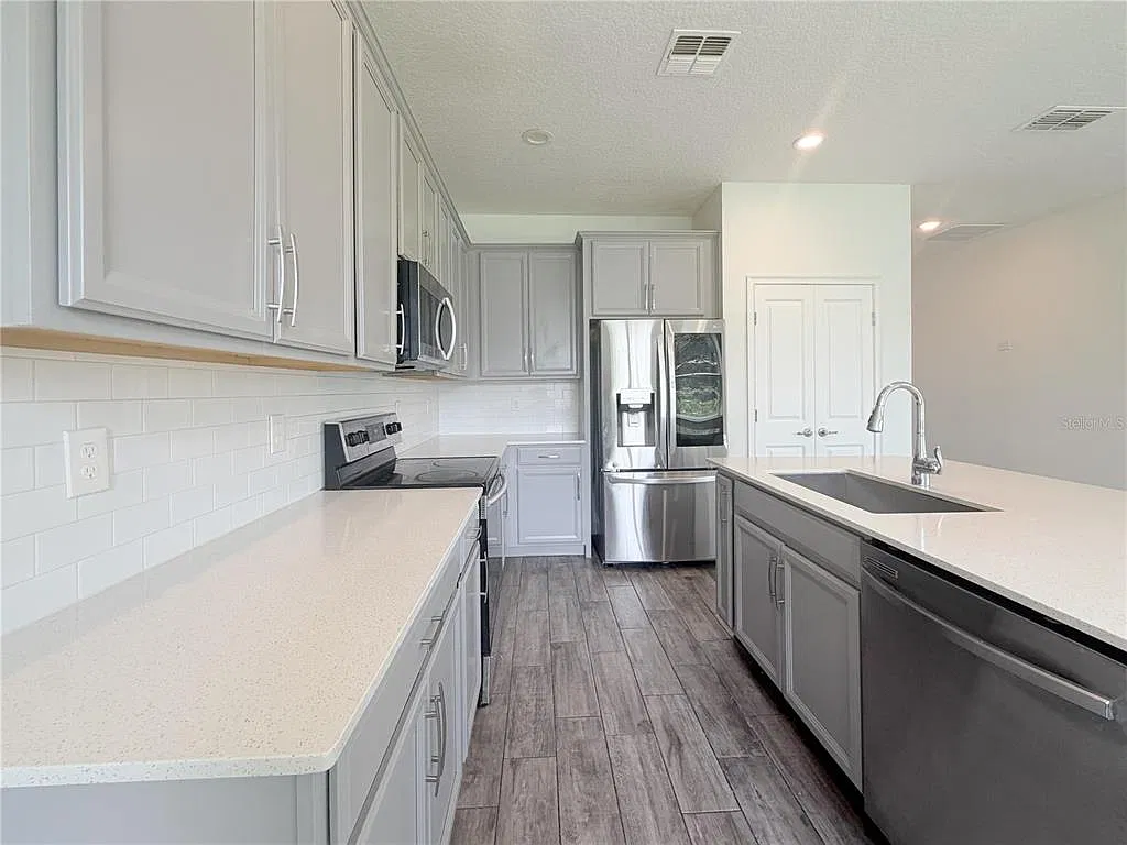 4 bed, 3.0 bath, 2392 sqft, $2,300 — Photo 4