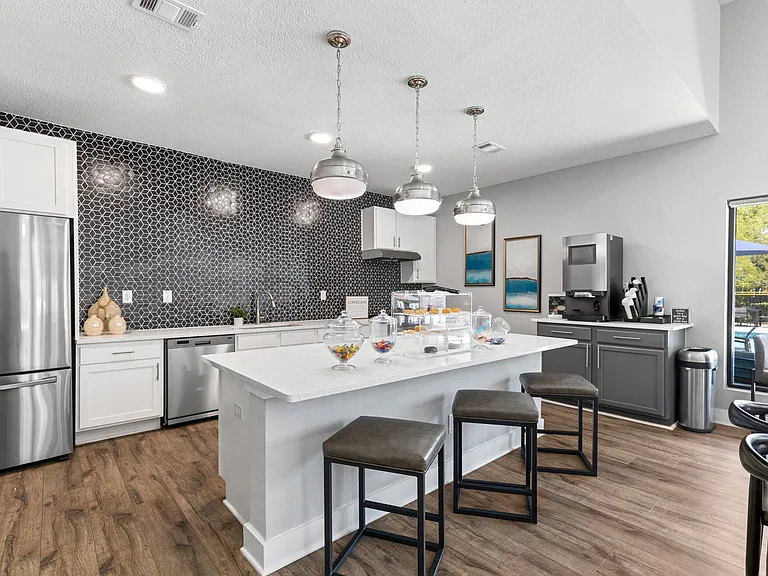 1520 Enclave Pkwy — Photo 1