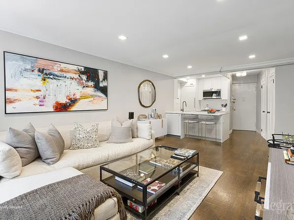 33 Greenwich Avenue 3M image 3 of 9