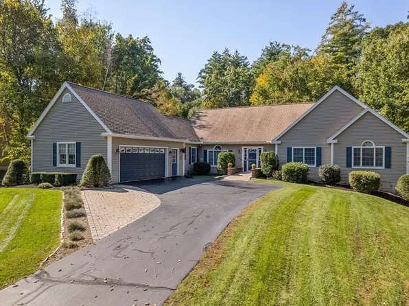 16 Greenfield Dr, Plaistow, NH 03865