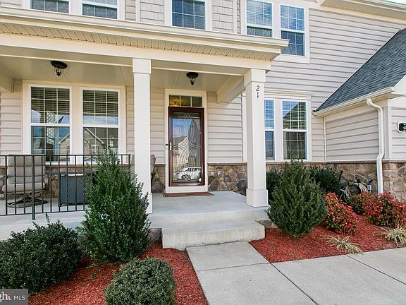 Have morning coffee on this welcoming pront porch.