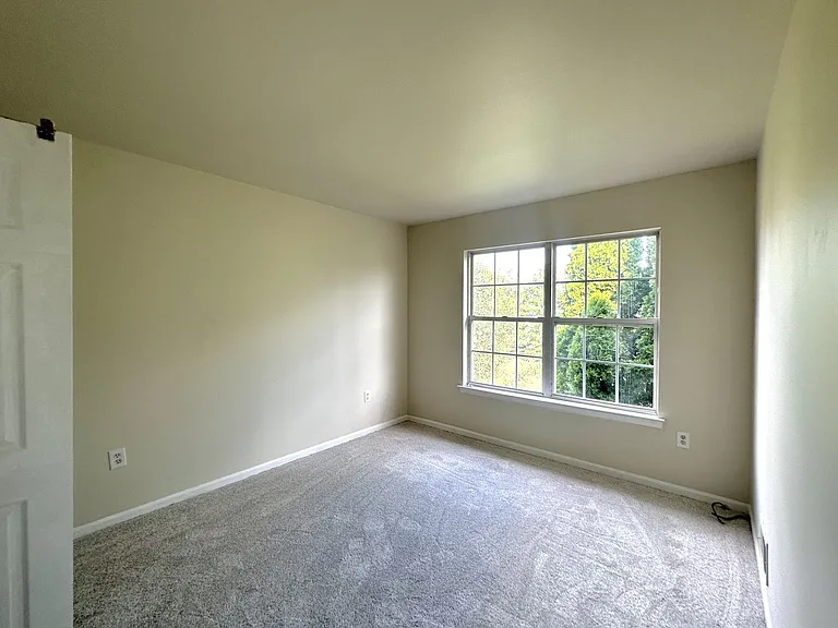 52 Victoria Dr — Photo 9